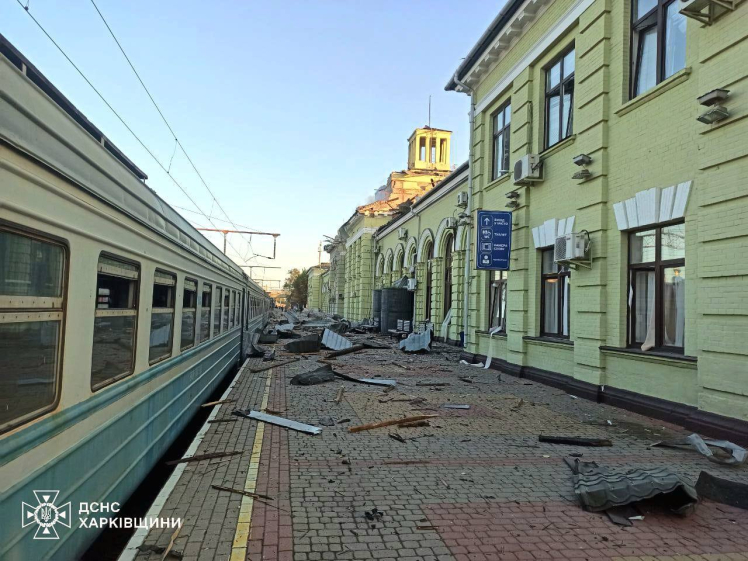 «Наймасованіша атака з початку війни». Росія обстріляла залізничну інфраструктуру Лозової, є загиблий (фото)