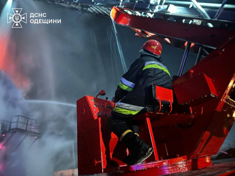 Росія «шахедами» вдарила по припортовій інфраструктурі Одещини: спричинено масштабну пожежу, є постраждалий (фото, відео)