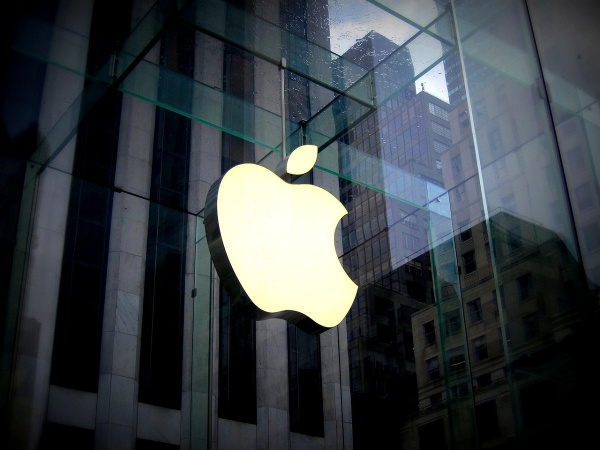 Акції Apple зростають на тлі інвестицій в США