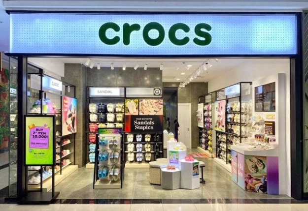 Акції Crocs обвалилися на тлі тарифів Трампа та обережних споживачів