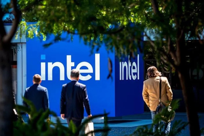 Білий дім веде переговори про придбання близько 10% акцій Intel — Bloomberg