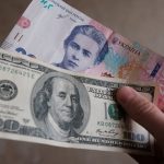 Долар падає четвертий день поспіль: Нацбанк встановив курси валют на понеділок
