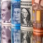 Долар США стабільний до євро та фунта, дешевшає в парі з ієною
