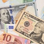 Долар та євро подешевшали на міжбанку