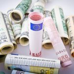 Долар та євро різко подорожчали на міжбанку