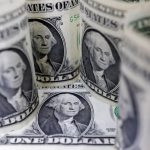 Долар завершує тиждень найзначнішим зростанням за майже три роки