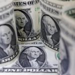 Долар зміцнює лідерство в міжнародних розрахунках