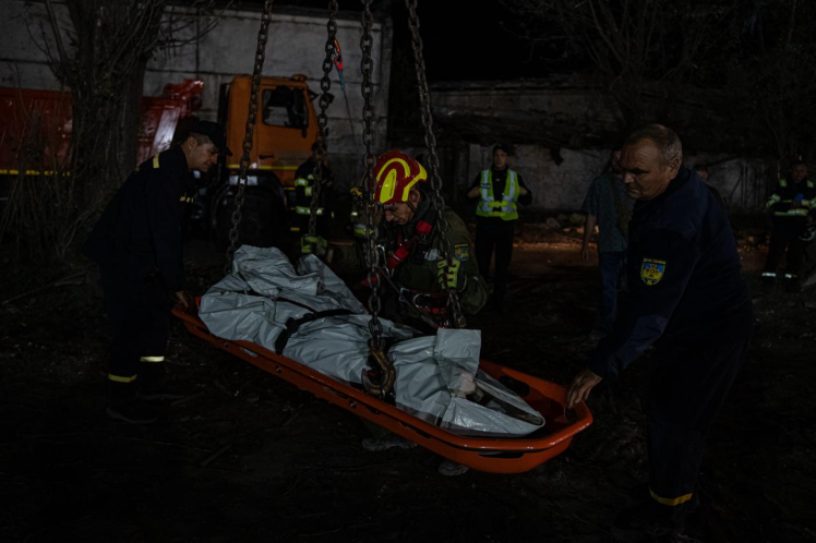 Росія вбила 23 людини в Києві. Зеленський повідомив про завершення рятувальних робіт на місці удару по пʼятиповерхівці