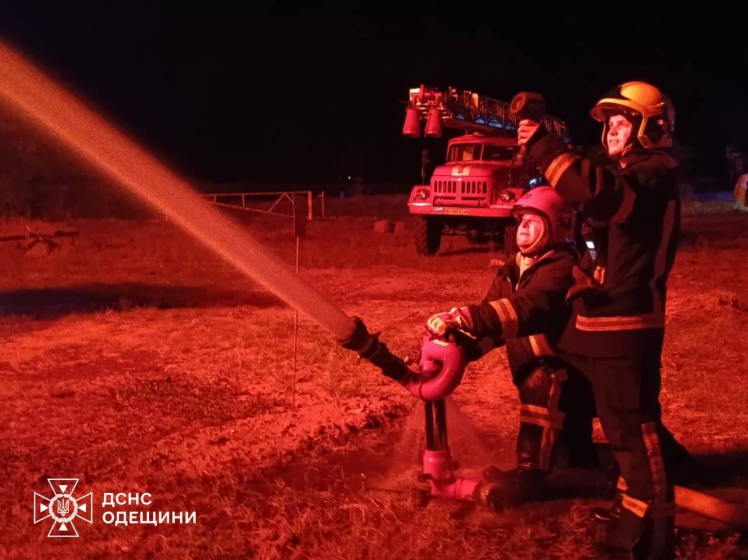 Росія «шахедами» вдарила по припортовій інфраструктурі Одещини: спричинено масштабну пожежу, є постраждалий (фото, відео)