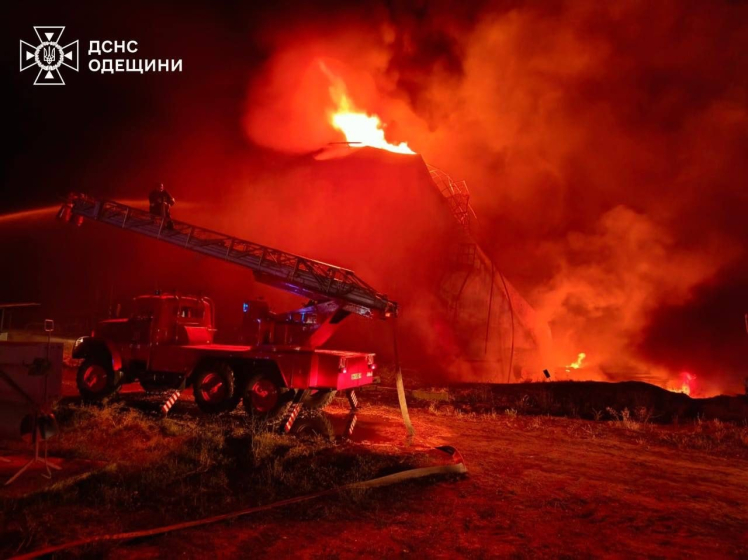 Росія «шахедами» вдарила по припортовій інфраструктурі Одещини: спричинено масштабну пожежу, є постраждалий (фото, відео)