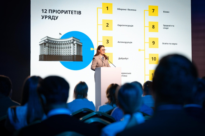 Головне за понеділок: 12 пріоритетів Уряду, падіння біткоіну та мільярдні потреби України
