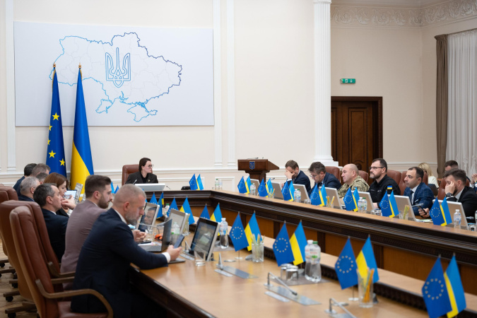 Кабмін дозволив чоловікам від 18 до 22 років виїжджати за кордон