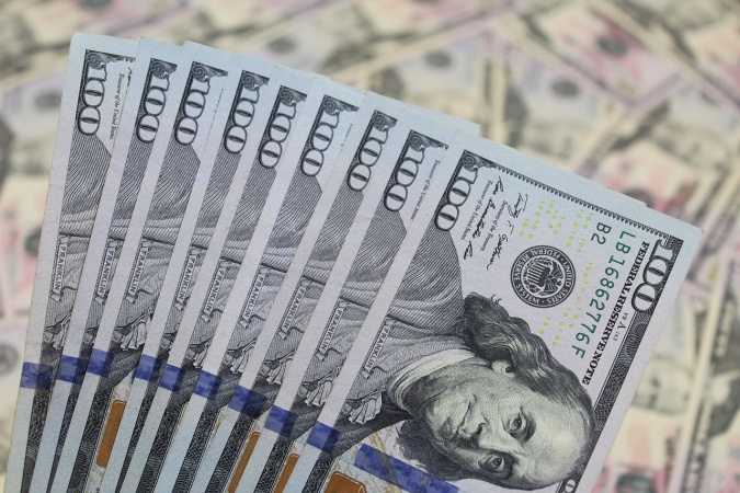 Курс валют: долар у банках подешевшав на 5 копійок