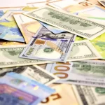Курс валют: євро втратило 12 копійок в банках, а долар — 5 копійок