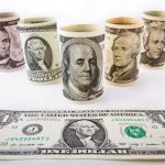 НБУ понизив курс гривні у парі з доларом