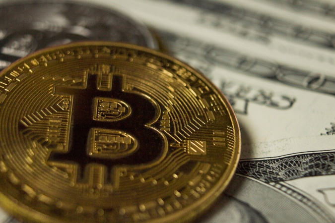 Після чергового рекорду біткоїн відкотився назад, Coinbase завершила придбання Deribit: що нового