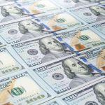 Скільки коштуватимуть 100 доларів в Україні: прогноз банкіра до 10 серпня
