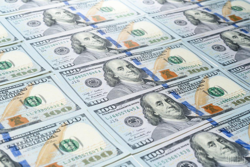 Скільки коштуватимуть 100 доларів в Україні: прогноз банкіра до 10 серпня