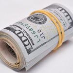 Скільки коштуватимуть 100 доларів в Україні: прогноз на перший тиждень вересня