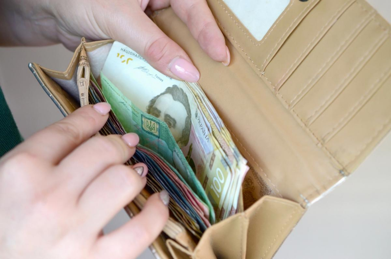 Скільки потрібно грошей для життя в Україні: експертка назвала точну суму