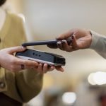 Українці дедалі рідше користуються готівкою: карткові платежі б’ють рекорди (інфографіка)