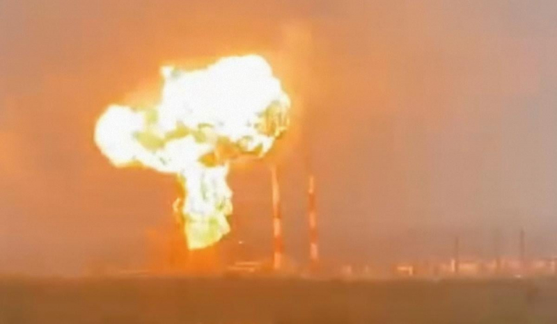 Українські безпілотники зупинили один з найпотужніших нафтових заводів РФ, – Reuters