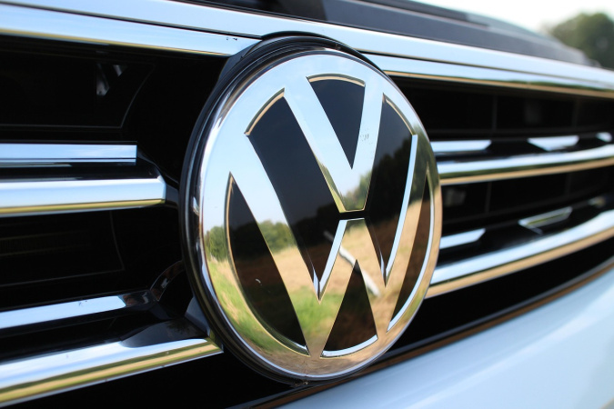 Volkswagen коригує стратегію: відмовляється від повного переходу на електромобілі задля нового зростання