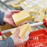 З поличок українських магазинів зникає вітчизняний сир: хто в цьому винен
