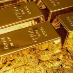 Золото подешевшало на 2,2%, відступаючи від історичного максимуму