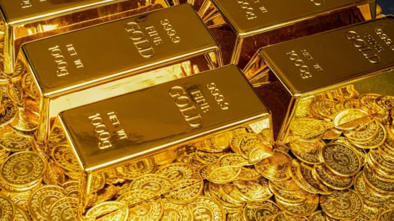 Золото подешевшало на 2,2%, відступаючи від історичного максимуму