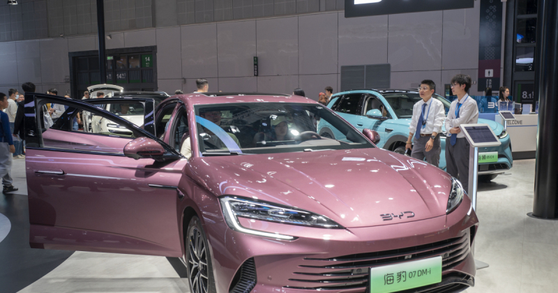Баффет повністю продав частку в BYD, що спричинило найбільше падіння акцій компанії за три тижні