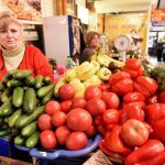 Цибуля стрімко дешевшає, помідори – дорожчають: як змінились ціни наприкінці тижня