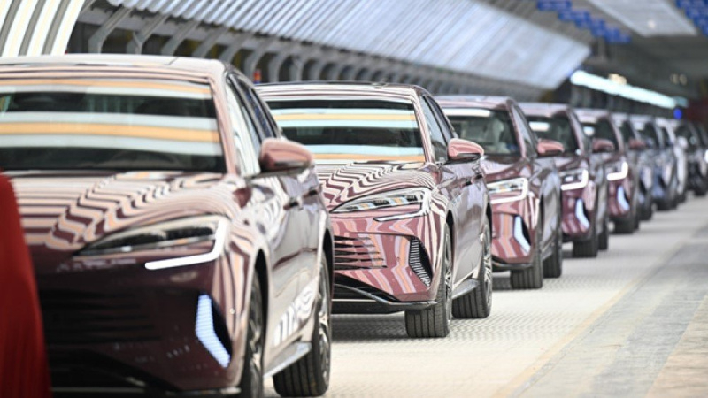 Цінові війни та уповільнення продажів: прибуток BYD впав уперше за три роки
