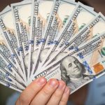 Долар під тиском: різке зростання безробіття в США посилює очікування зниження ставок ФРС