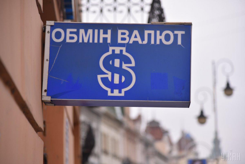 Долари чи євро: яку валюту скуповують українці