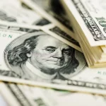 Курс валют: долар дешевшає, а євро пішло вверх