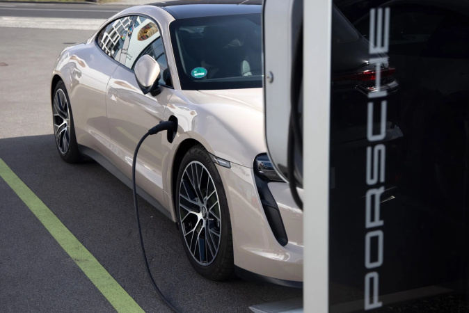Porsche AG відмовляється від розвитку електромобілів