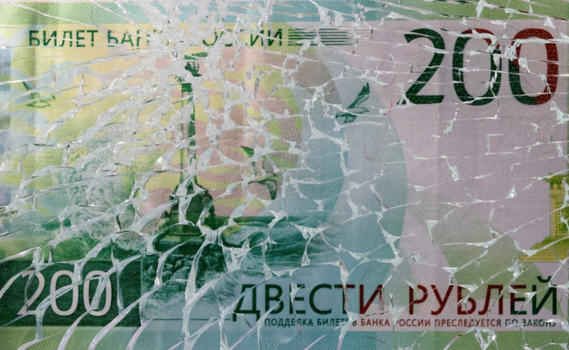 Рубль летить у безодню: “дерев’яний” оновив багатомісячні мінімуми до низки валют