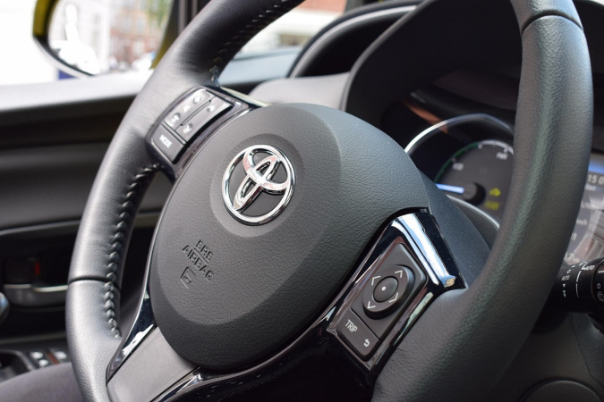 Toyota відкликає понад 590 тисяч авто у США через проблему з панеллю приладів