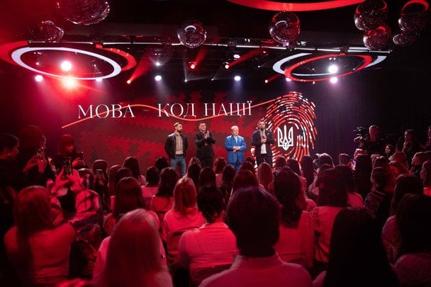 Михайло Поплавський організував святково-патріотичне дійство до Дня української писемності: поезія, музика та танці в КНУКіМ
