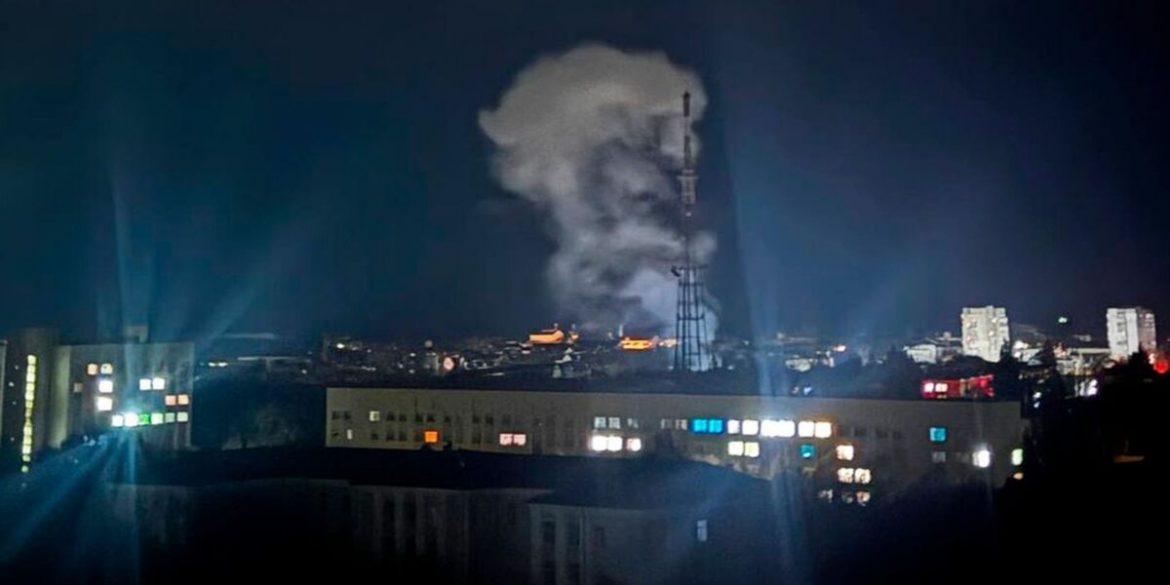 Дим від вибуху внаслідок атаки РФ по центру Чернігова ввечері 29 жовтня