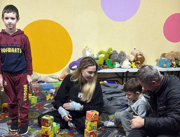 Angelina Jolie ist in der Ukraine angekommen: ein Besuch in Cherson, ein Geschenk der Heldenstadt