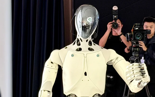 China präsentierte den realistischsten humanoiden Iron: männliche und weibliche Versionen.