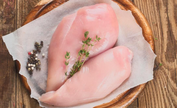Lachs oder Huhn: Wer gewinnt den Gesundheitskampf?