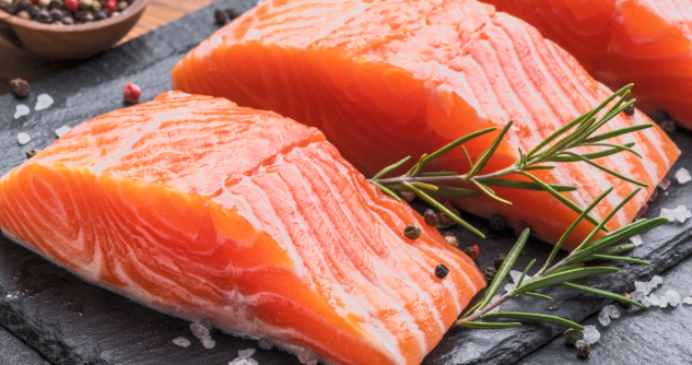 Lachs oder Huhn: Wer gewinnt den Gesundheitskampf?