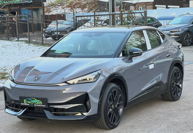 У жовтні українці купили понад 10 тисяч електрокарів — BYD і Zeekr вийшли в лідери, Tesla втратила першість