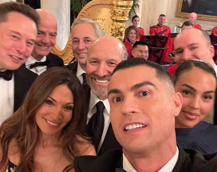 Am 19. November war Cristiano Ronaldo zu Gast im Weißen Haus und machte ein Selfie mit Musk und Trump.