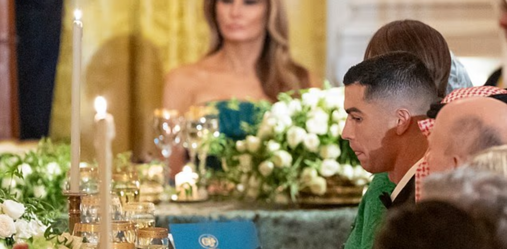 Am 19. November war Cristiano Ronaldo zu Gast im Weißen Haus und machte ein Selfie mit Musk und Trump.