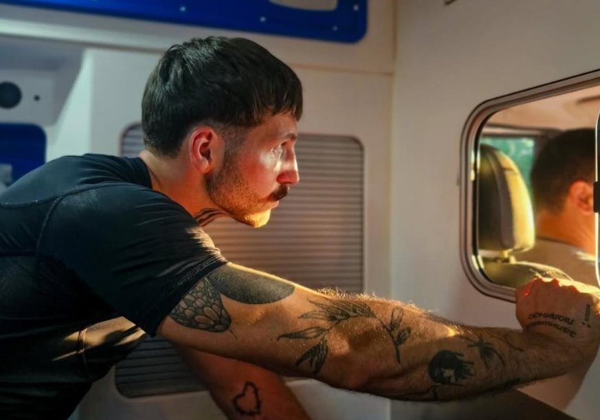 MELOVIN заручився з військовим Петром Злотею на Майдані: деталі освідчення і служби бойового медика