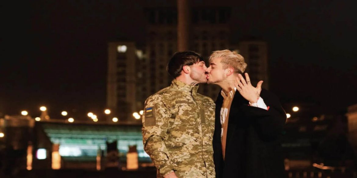 MELOVIN заручився з військовим Петром Злотею на Майдані: деталі події
